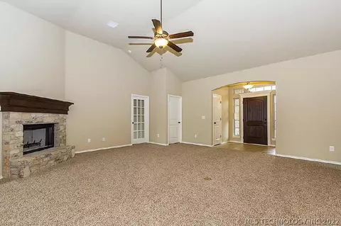 1213 E 134th St, Glenpool, OK 74033 photo 4
