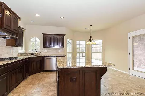 1213 E 134th St, Glenpool, OK 74033 photo 11