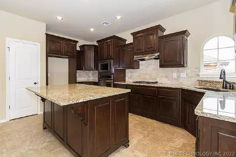 1213 E 134th St, Glenpool, OK 74033 photo 7