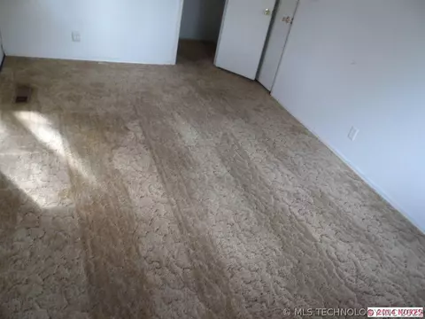 10704 E 17th Pl, Tulsa, OK 74128 photo 8