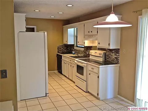 13303 E 40th Pl, Tulsa, OK 74134 photo 5