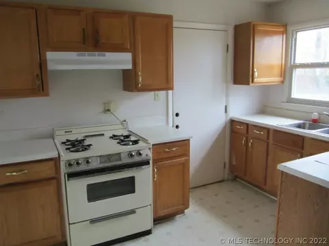 4275 E Young Pl, Tulsa, OK 74105 photo 2