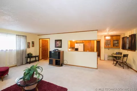 9018 E 40th Pl, Tulsa, OK 74146 photo 6