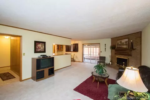 9018 E 40th Pl, Tulsa, OK 74146 photo 5