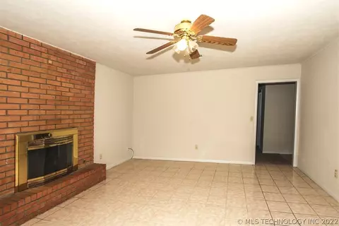 9410 E 49th St, Tulsa, OK 74145 photo 2