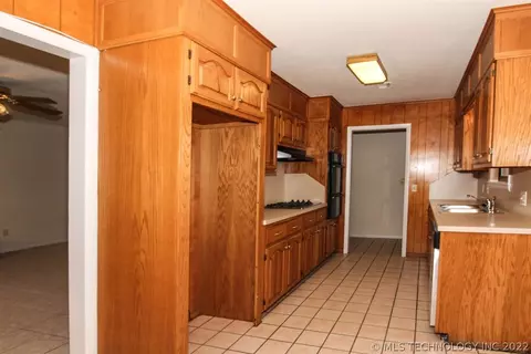 9410 E 49th St, Tulsa, OK 74145 photo 5