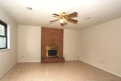 9410 E 49th St, Tulsa, OK 74145 photo 4