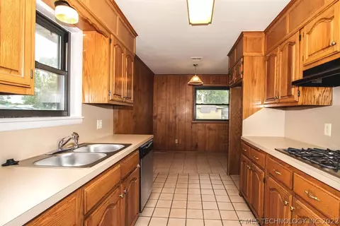 9410 E 49th St, Tulsa, OK 74145 photo 9