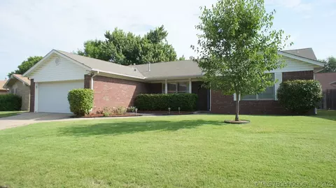 9649 E 27th St, Tulsa, OK 74129 photo 2