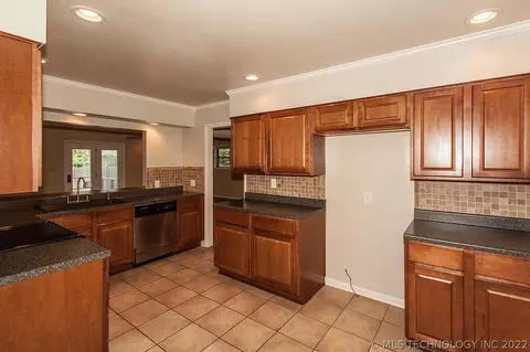 1583 E 59th Pl, Tulsa, OK 74105 photo 7