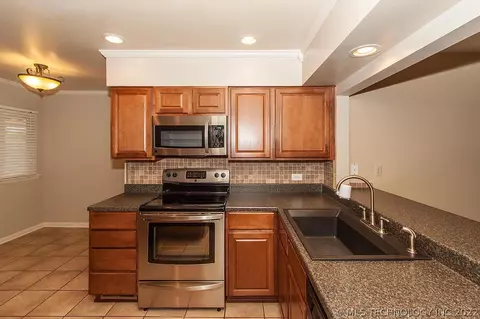 1583 E 59th Pl, Tulsa, OK 74105 photo 9