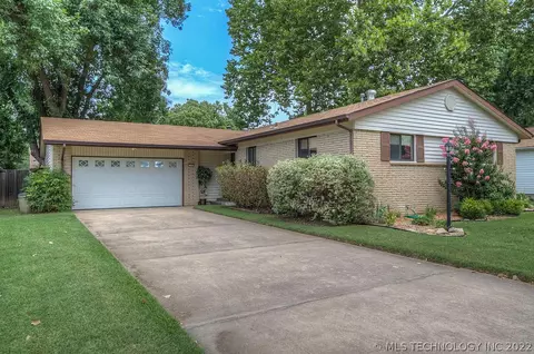 1583 E 59th Pl, Tulsa, OK 74105 photo 1