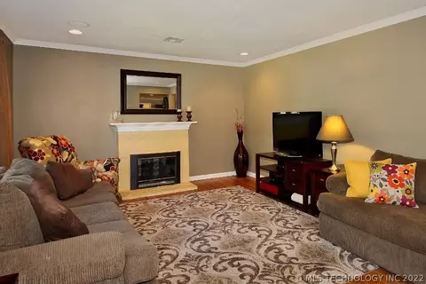 222 E 35th St, Tulsa, OK 74105 photo 3