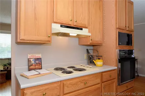 1588 E 59th Pl, Tulsa, OK 74105 photo 9