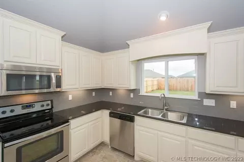 1136 E 146th Ct S, Glenpool, OK 74033 photo 9