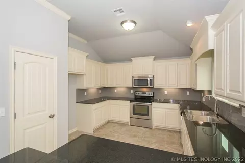 1136 E 146th Ct S, Glenpool, OK 74033 photo 8