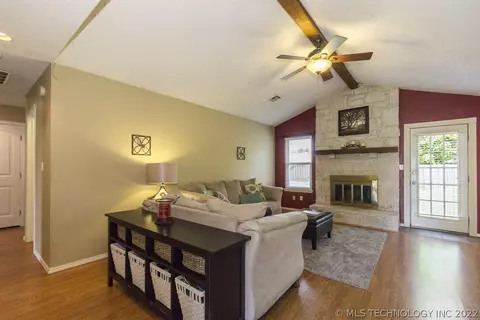 1067 E 145th St, Glenpool, OK 74033 photo 6