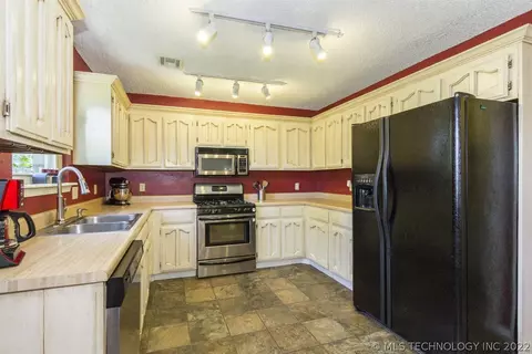 1067 E 145th St, Glenpool, OK 74033 photo 10