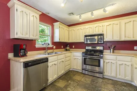 1067 E 145th St, Glenpool, OK 74033 photo 11