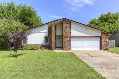 1067 E 145th St, Glenpool, OK 74033 photo 1