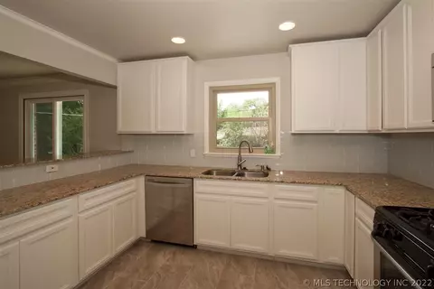 3930 E 37th Pl, Tulsa, OK 74135 photo 9