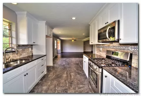 3667 E 49th St, Tulsa, OK 74135 photo 3
