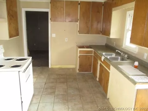9104 E Latimer Ct, Tulsa, OK 74115 photo 6