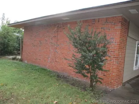 9104 E Latimer Ct, Tulsa, OK 74115 photo 2