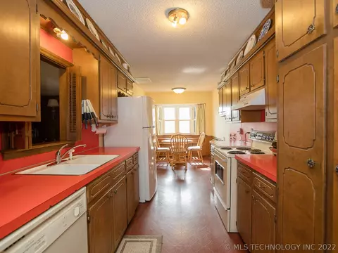 9429 E 49th St, Tulsa, OK 74145 photo 3