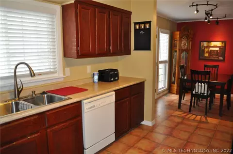 6713 E 28th Pl, Tulsa, OK 74129 photo 9