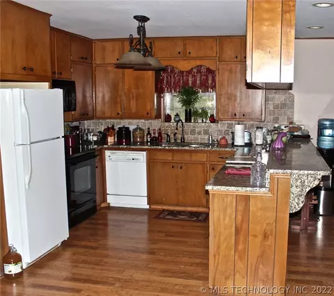 808 W Spring Ave, Checotah, OK 74426 photo 5
