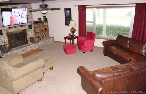 808 W Spring Ave, Checotah, OK 74426 photo 8