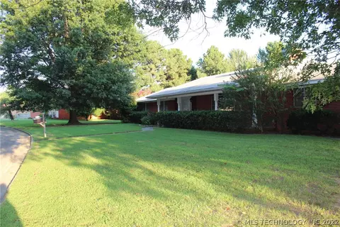 808 W Spring Ave, Checotah, OK 74426 photo 3
