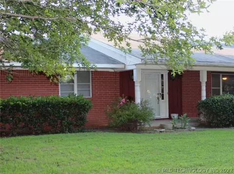 808 W Spring Ave, Checotah, OK 74426 photo 2