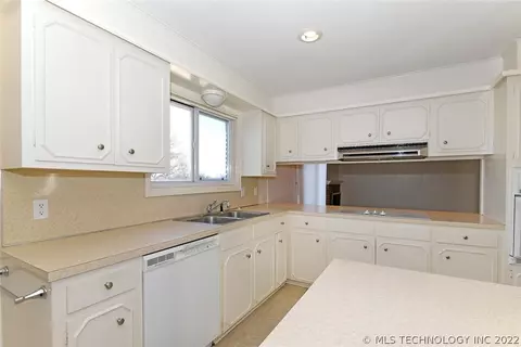 3726 E 59th Pl, Tulsa, OK 74135 photo 9