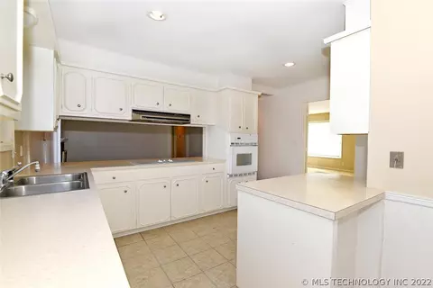 3726 E 59th Pl, Tulsa, OK 74135 photo 8
