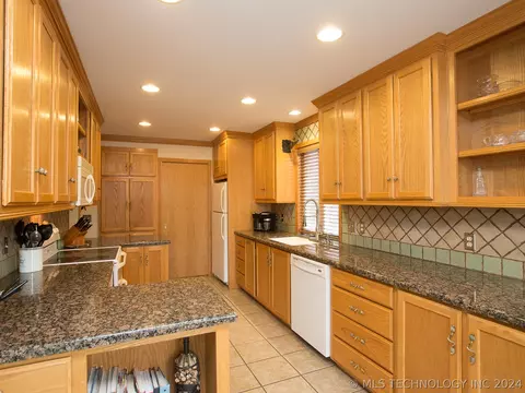 12505 E 37th St, Tulsa, OK 74146 photo 12