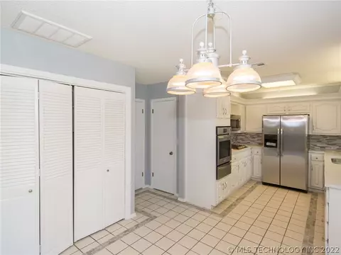 2015 E 52nd St, Tulsa, OK 74105 photo 9