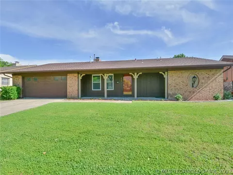 2015 E 52nd St, Tulsa, OK 74105 photo 1