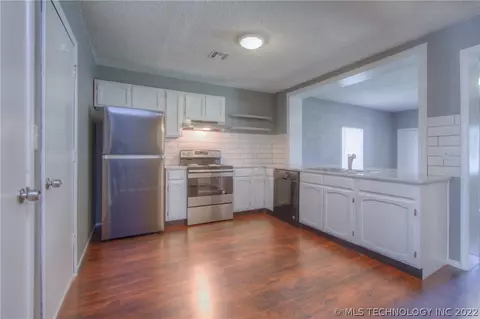 1017 E 144th Pl, Glenpool, OK 74033 photo 6