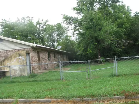 709 SE 3rd St, Checotah, OK 74426 photo 2