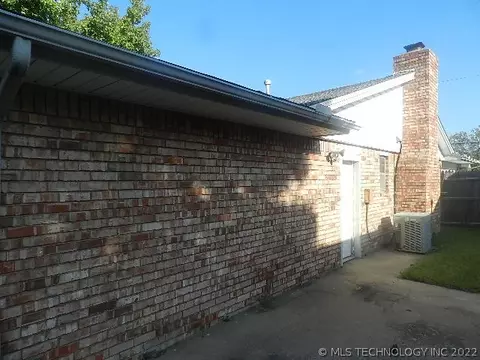 9044 E 26th Ct, Tulsa, OK 74129 photo 2