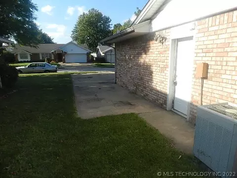 9044 E 26th Ct, Tulsa, OK 74129 photo 4
