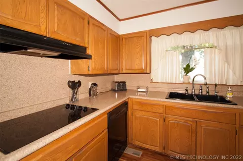 6774 E 28th St, Tulsa, OK 74129 photo 7