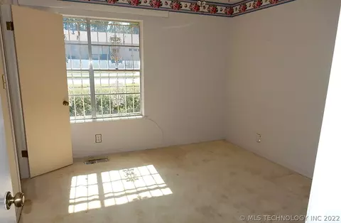 6719 E 54th St, Tulsa, OK 74145 photo 2