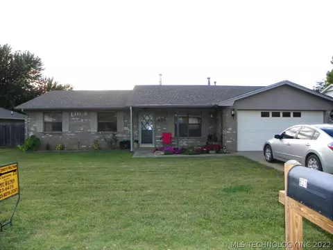 821 S Holmes Ave, Cushing, OK 74023 photo 1