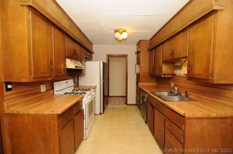 1527 E 56th St, Tulsa, OK 74105 photo 3