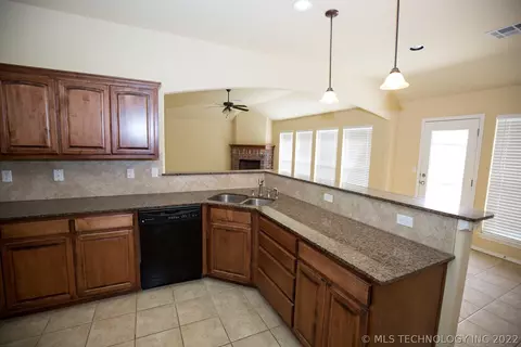13306 E 43rd St, Tulsa, OK 74134 photo 4