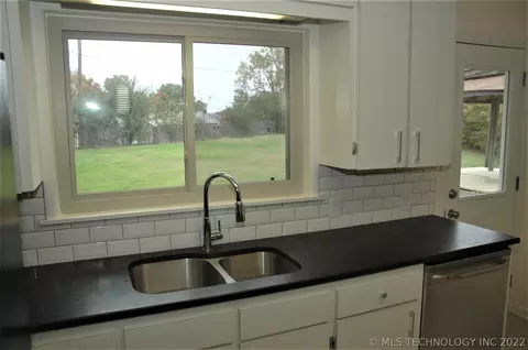 5951 E 26th St, Tulsa, OK 74114 photo 12
