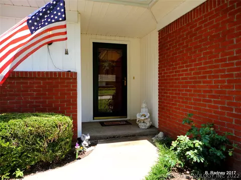 1705 E 59th Pl, Tulsa, OK 74105 photo 2